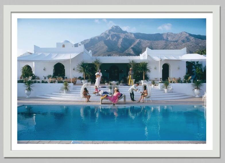 Luxury Lifestyle Picture - Retro Poolside Host lüks yaşam tarzı